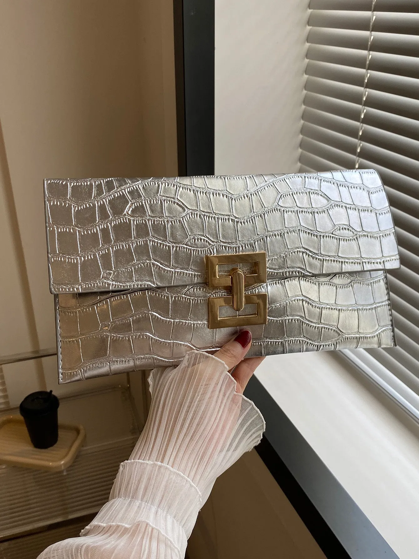 Solid Color Simple Crocodile Embossed Clutch Bag